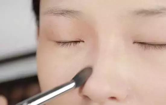 新手化妆教程视频淡妆，化妆师教你瞬间变脸