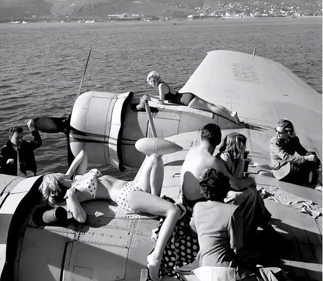 1952年,4个美国少妇正在晒日光浴,当时已经如此开放了