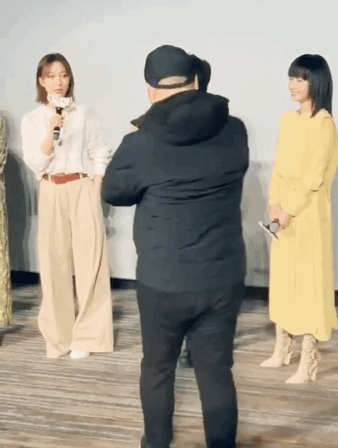 肩带崩断、裙下走光,这些女明星走红毯的社死瞬间,画面太尴尬了