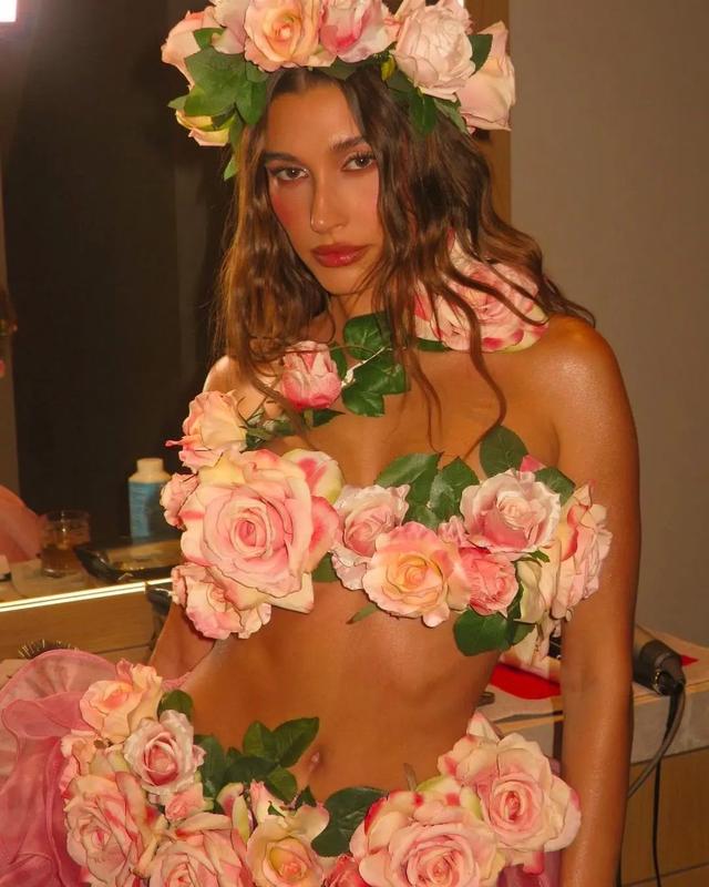 海莉花仙子造型曝光，穿抹胸和短裙大秀身材，马甲线腹肌太抢镜