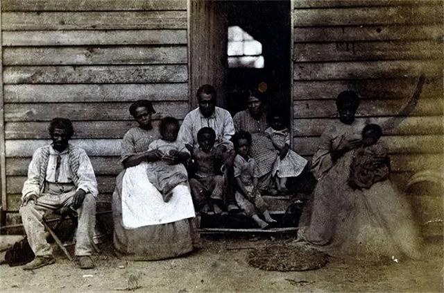 非洲女孩巴特曼因有巨臀,一生被赤身裸体展览,死后还被做成标本