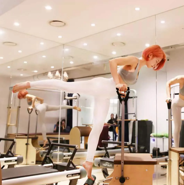 30岁了，还“童颜”的她，腹肌明显，曲线完美：自律的女人真美