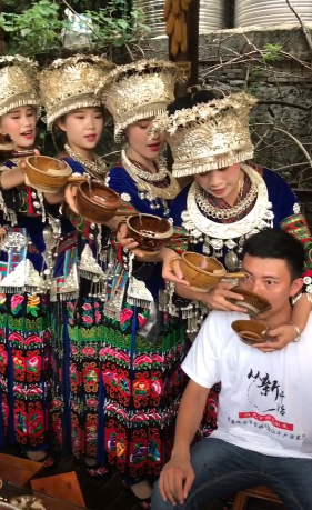 世界上最牛的敬酒方式，苗族美女排成长队给小伙敬酒