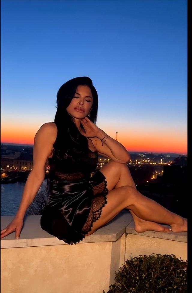 贝索斯53岁女友确实放得开！光脚穿蕾丝睡衣参加派对，妩媚又性感