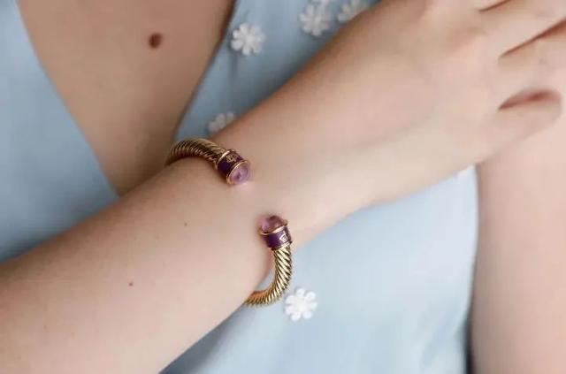 凯特、戴妃同款手镯，英国王室都爱的瓷器，情人节送礼大气有格调