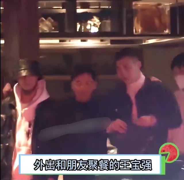 王宝强与美女聚餐，身材暴瘦被人搀扶疑醉酒，紧抱男人窃语引热议