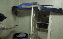 美女在泳池边跳舞，下一秒把我逗笑了，太搞笑了