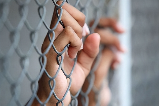 1980年，华裔学生痴迷美女老师，将其绑架囚禁53天，遭受非人折磨