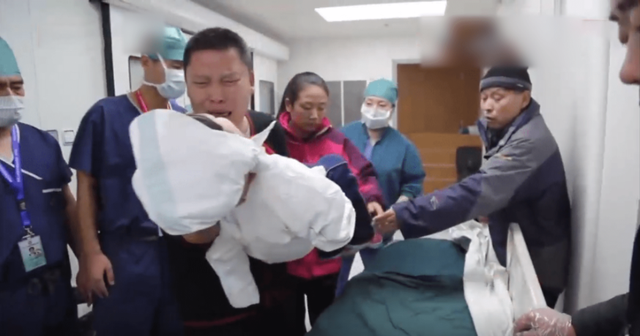 2015年,6岁女儿突发疾病死亡,父亲痛哭掀开白布:再让我看一眼