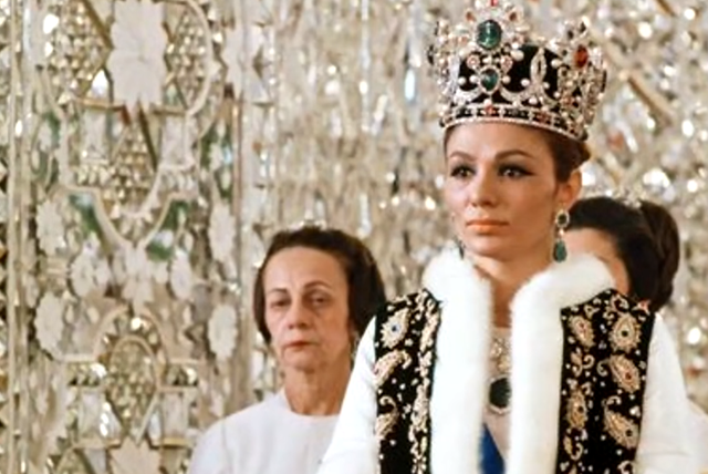 伊朗末代王后：嫁给3婚大19岁国王，母凭子贵坐稳后位