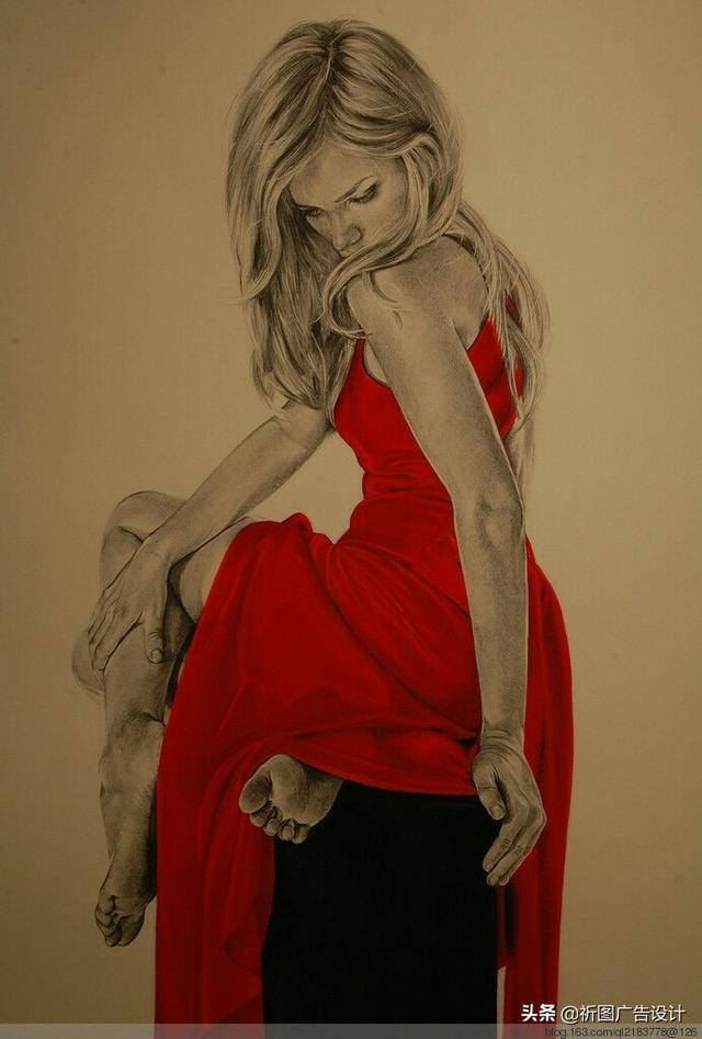 她的木炭粉彩画堪称一绝，性感素描将人体线条展现的性感迷人