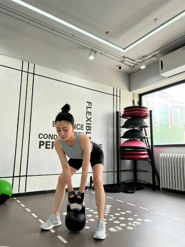 姐姐杀疯了！殷桃晒健身房随拍，肌肉线条超优越，是谁羡慕了我不说