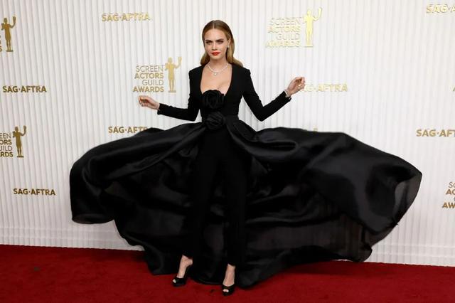 美国这一夜，国际女星风情万种，有人保守有人真大胆，但都不怕冷