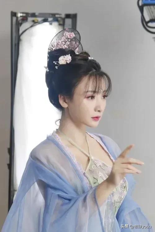 “性感女神”柳岩，魔鬼身材，回眸一笑百媚生，不愧是丰腴女神！