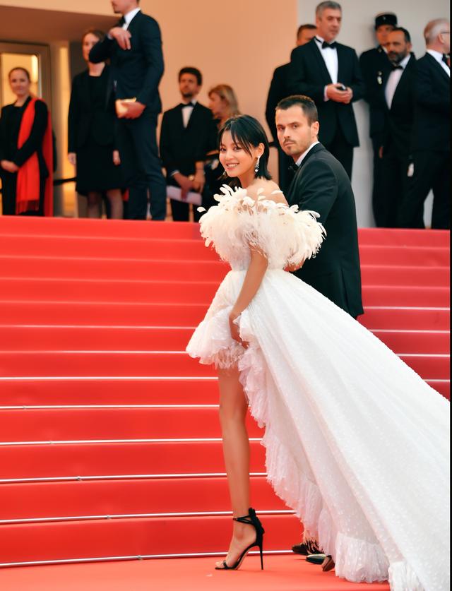 关晓彤薄荷绿礼服裙获赞，胡歌红毯上的“眨眼杀”好迷人！