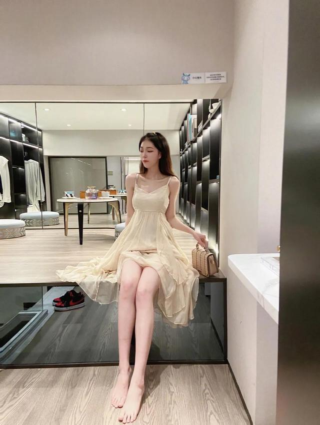 美女黄色的吊带连衣裙，穿出一种与众不同的效果