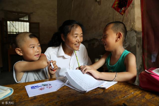 小山村出怪事，每年有十几个男人因打工而死，为了不打工拼命读书