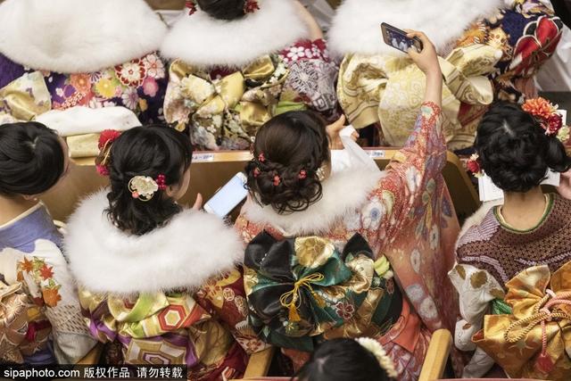 笑靥如花！日本明治神宫举行成人礼 年轻女孩身穿和服拍照