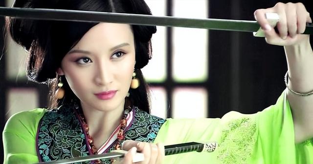 肩带崩断、裙下走光，7位女星走红毯的社死瞬间，画面太尴尬了