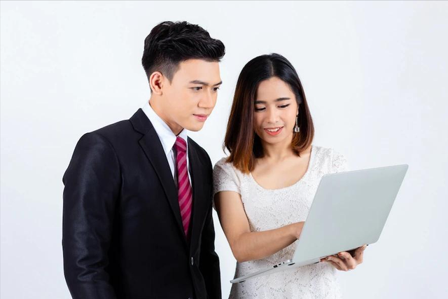 暗恋你的女孩是不会“明目张胆”的，她们只会偷偷看你