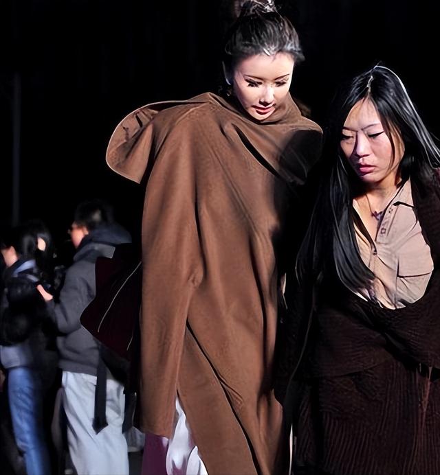 肩带崩断、裙下走光,这些女明星走红毯的社死瞬间,画面太尴尬了