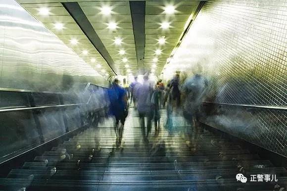 住手，放开那个姑娘