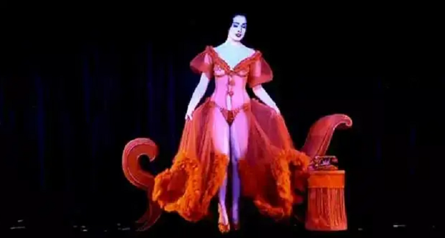 14年泰国艳丽王妃爆丑闻,赤身裸体趴地喂狗,围观者录下惊悚一幕