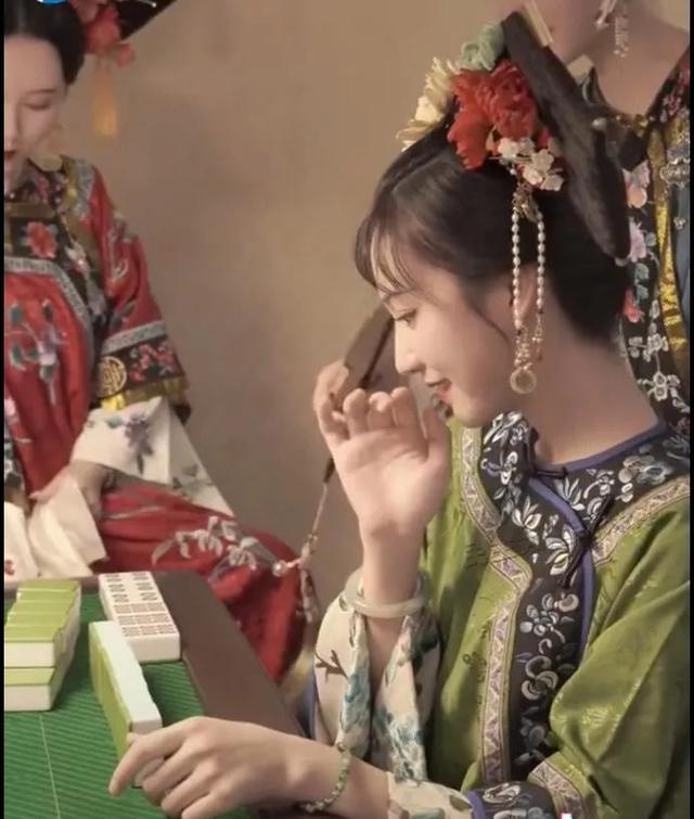 成都姑娘穿清宫服打麻将火了！她们美得让人对清朝服装刮目相看