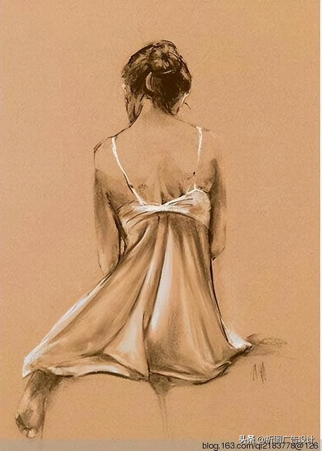 她的木炭粉彩画堪称一绝，性感素描将人体线条展现的性感迷人