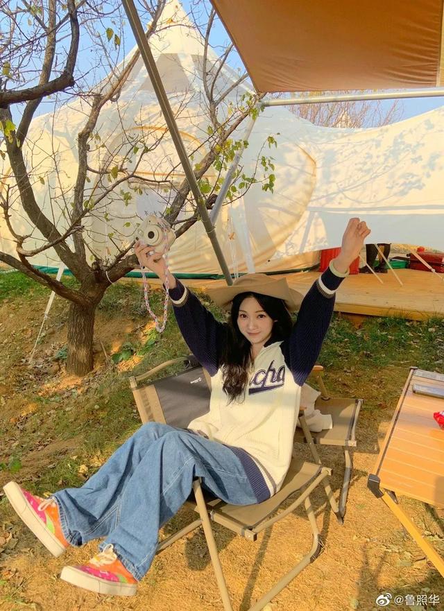 清纯靓丽女明星鲁照华，甜妹子瞬变酷妹，休闲露营东方绿舟