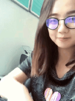 美女在泳池边跳舞，下一秒把我逗笑了，太搞笑了