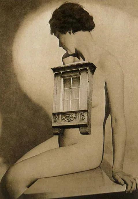 胸口有窗子的裸体女人