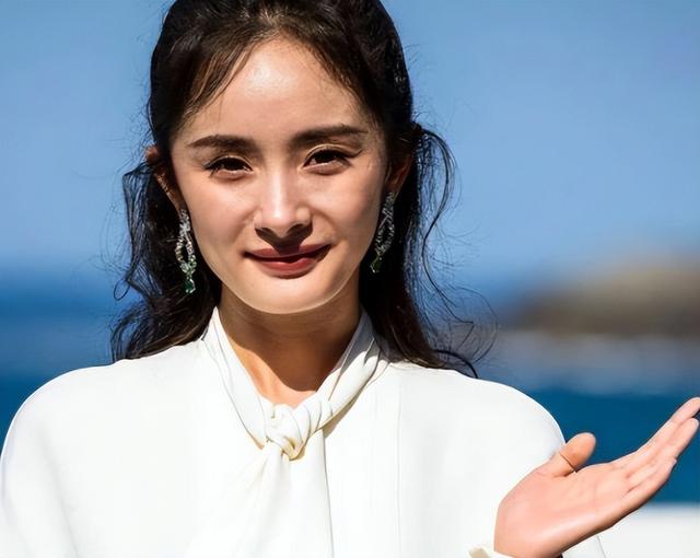 完美女神是假的，胯宽腿粗，溜肩没腰，生图揭露人间真实