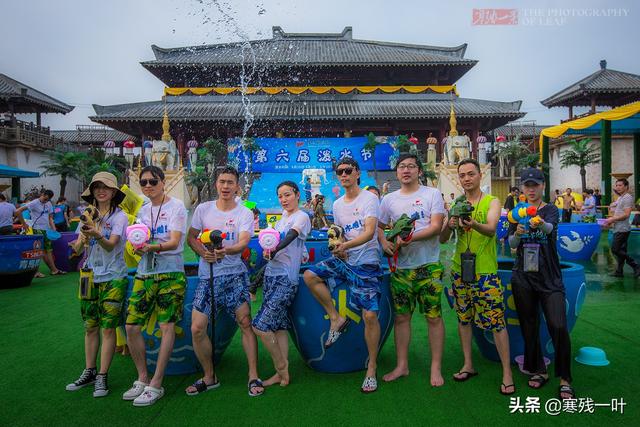 泼水节狂欢,这位大爷好潮,拿个水枪专喷女孩子