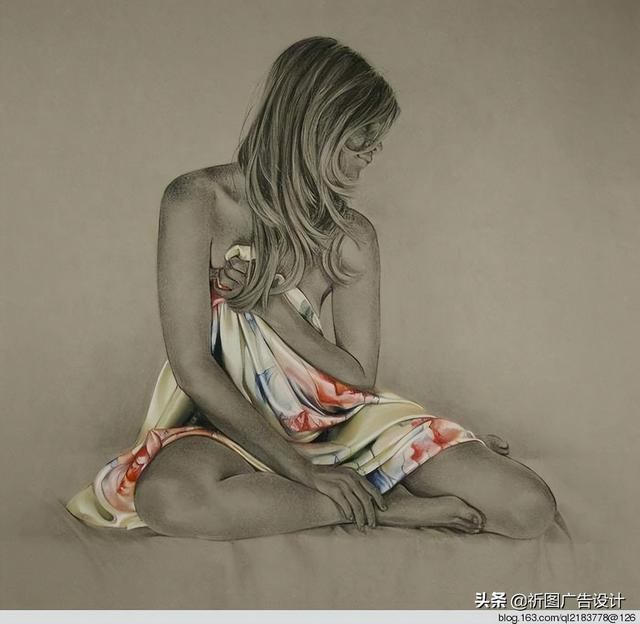 她的木炭粉彩画堪称一绝，性感素描将人体线条展现的性感迷人