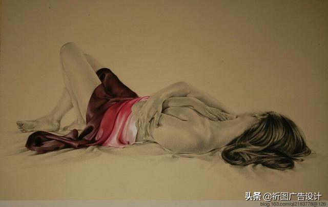 她的木炭粉彩画堪称一绝，性感素描将人体线条展现的性感迷人