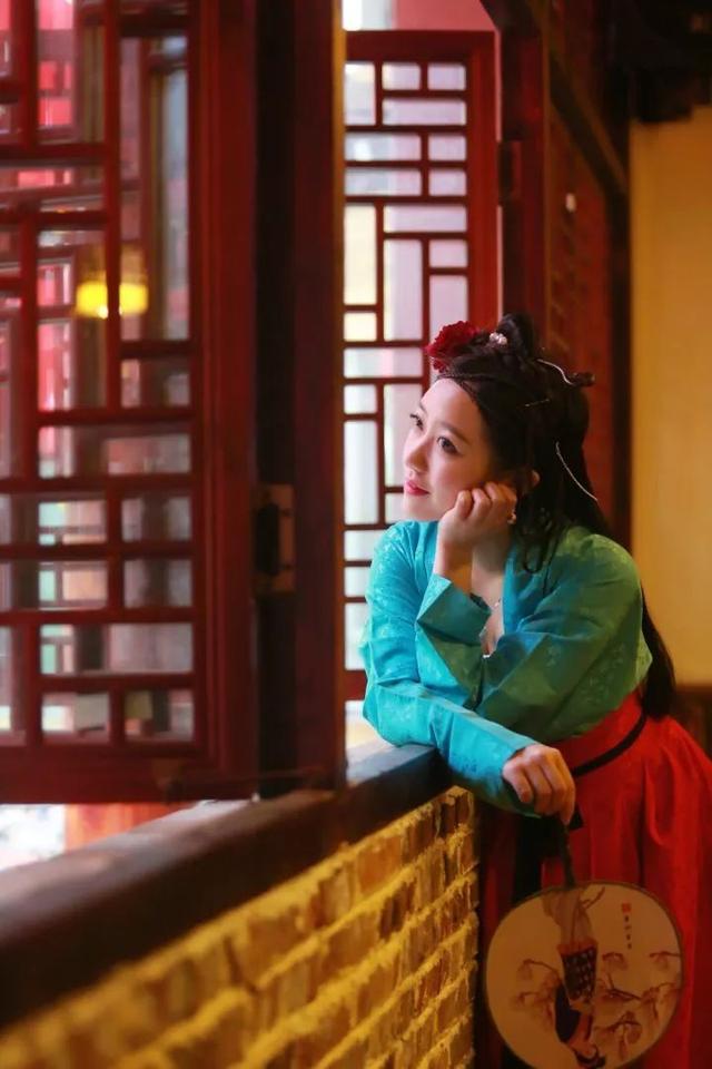 90后中国姑娘，在澳洲街头搞“事情”，竟然美哭外媒、惊动CCTV