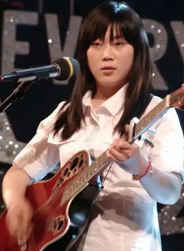 “西单女孩”：14岁辍学卖唱，20岁爆红上春晚，现人生状况怎样？
