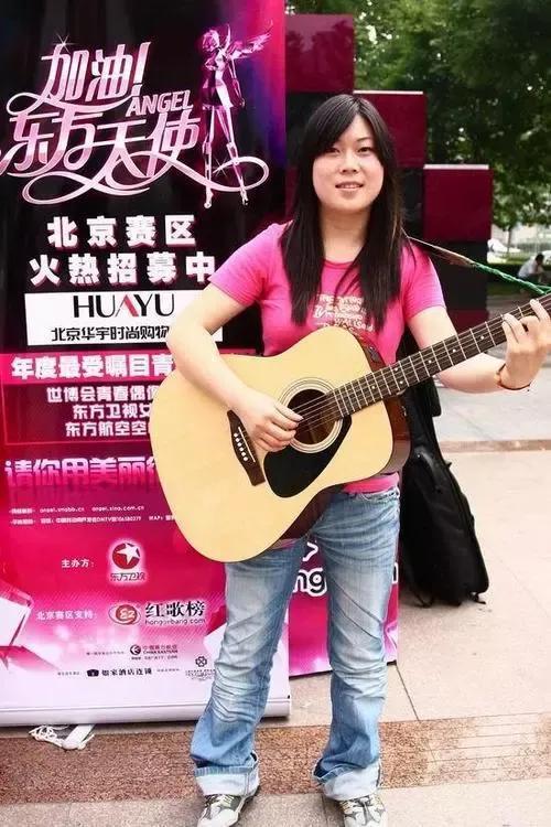 “西单女孩”：14岁辍学卖唱，20岁爆红上春晚，现人生状况怎样？