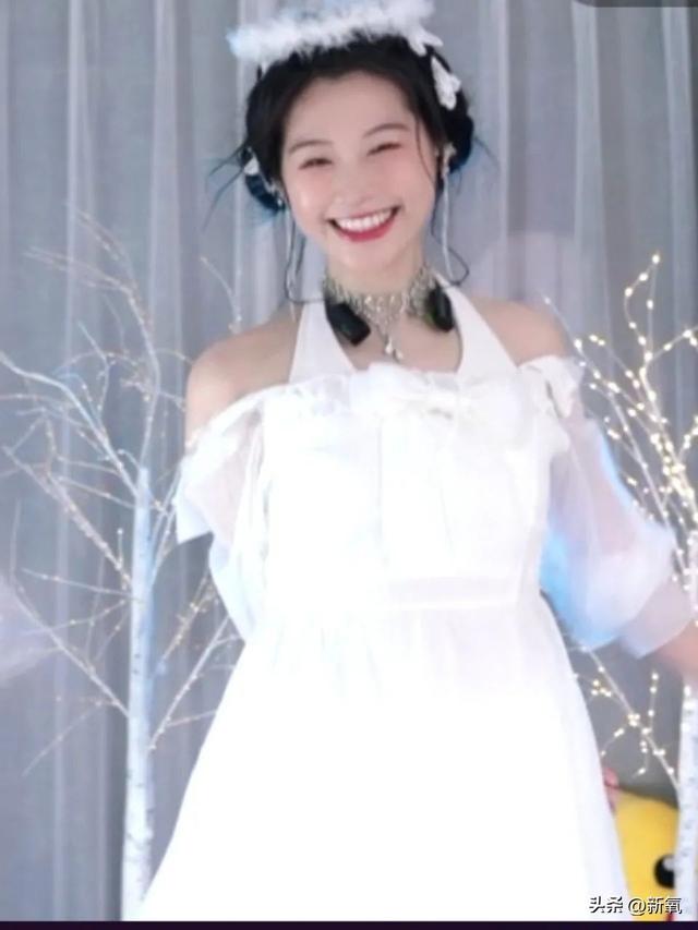 坐拥100万粉丝的美少女，直播间点赞量高达1亿，实力如何？