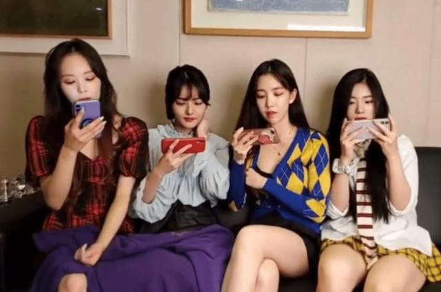 超短裙里不穿安全裤，韩国女团着装又惹争议，为了人气不择手段