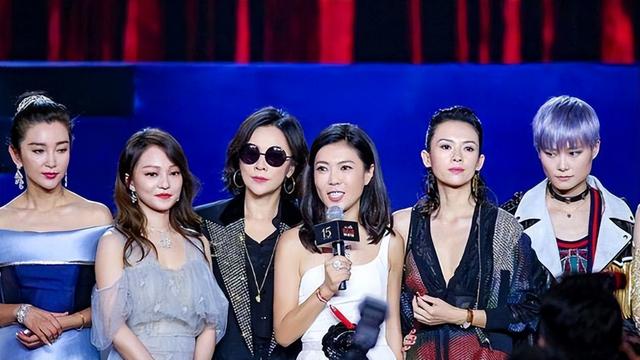 肩带崩断、裙下走光，7位女星走红毯的社死瞬间，画面太尴尬了