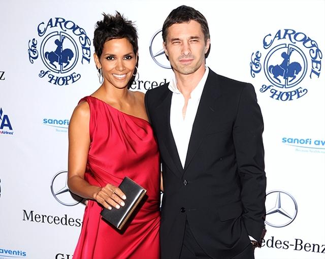 令人惊艳的黑珍珠：伊曼和丈夫甜蜜恩爱24年，哈莉·贝瑞离过3次婚