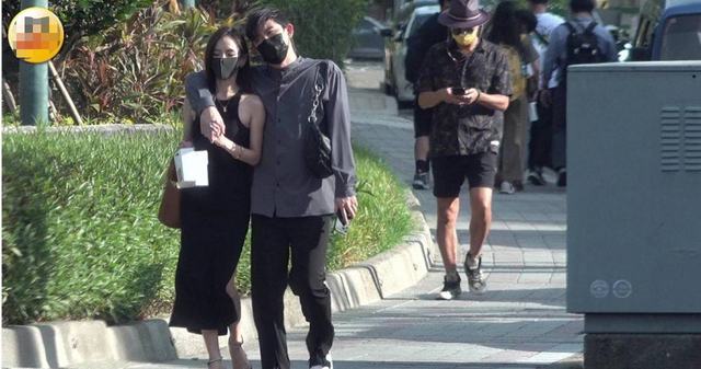 39岁男星曝恋情！与美女十指紧扣当街拥吻，女方打扮性感身材苗条