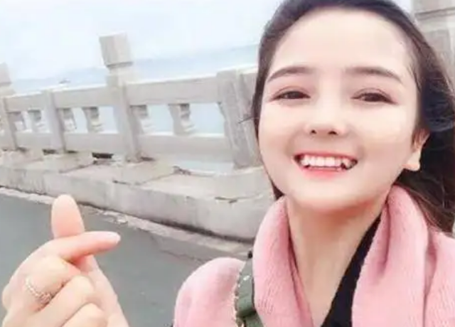 “最美袖珍人”黄韵伊,1米35酷似女明星,年入百万仍然单身