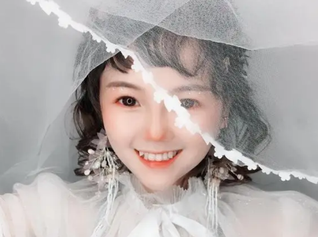 “最美袖珍人”黄韵伊,1米35酷似女明星,年入百万仍然单身