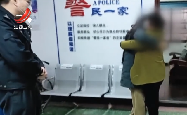 女孩冲到防疫卡点求助，讲述被囚禁七年的秘密，母女团聚解开困惑