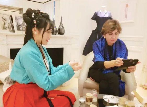 90后中国姑娘，在澳洲街头搞“事情”，竟然美哭外媒、惊动CCTV