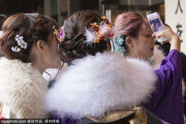 笑靥如花！日本明治神宫举行成人礼 年轻女孩身穿和服拍照