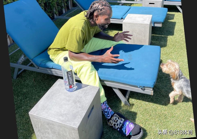 美女和野兽！贝弗利和漂亮白人女友LA豪宅逗狗玩，穿湖人拖鞋表忠心